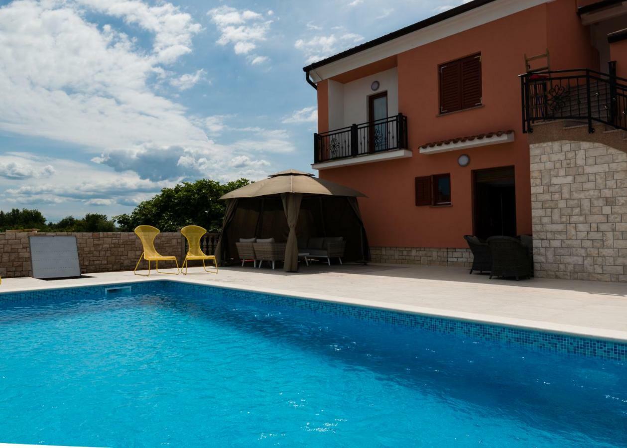 Apartments Alma Crveni Vrh Luaran gambar