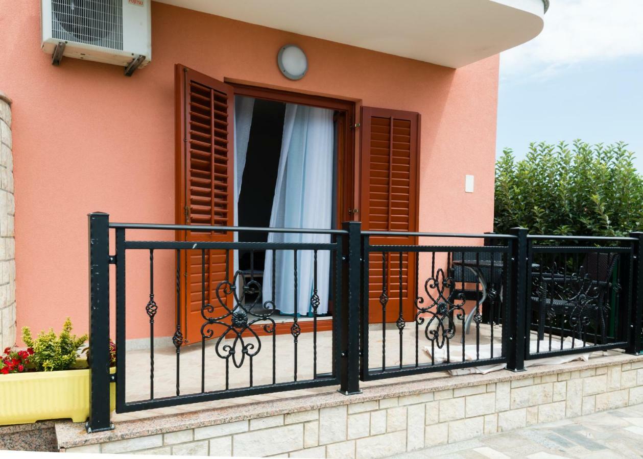Apartments Alma Crveni Vrh Luaran gambar