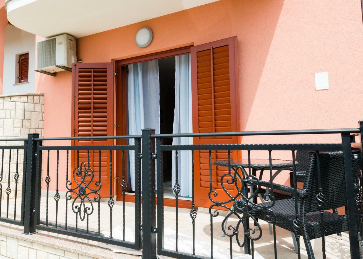 Apartments Alma Crveni Vrh Luaran gambar