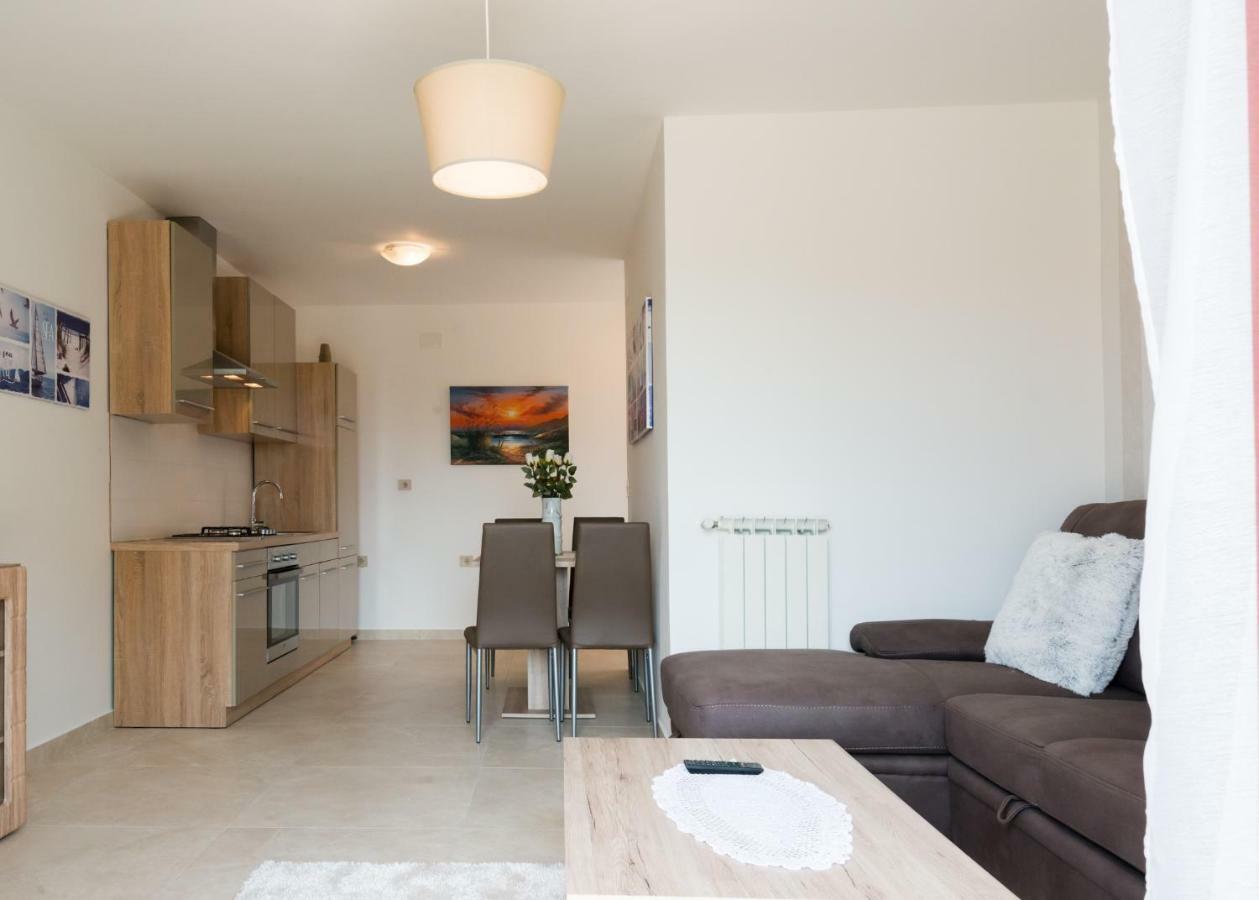 Apartments Alma Crveni Vrh Luaran gambar