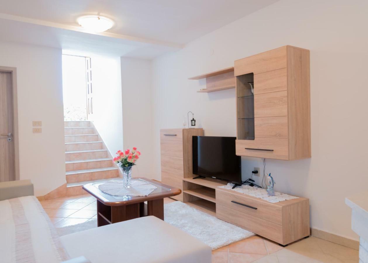 Apartments Alma Crveni Vrh Luaran gambar