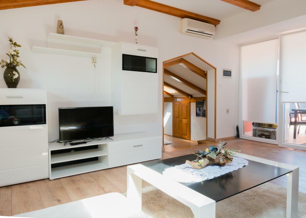 Apartments Alma Crveni Vrh Luaran gambar